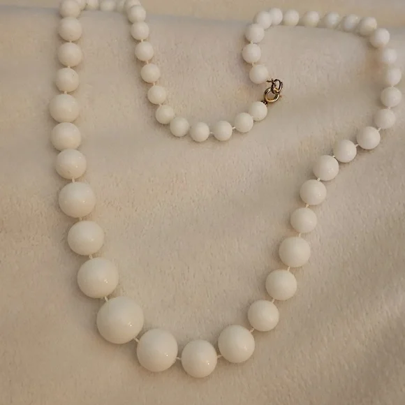 Vintage Set of Two Red and White Acrylic Graduated Beaded Necklaces - Picture 2 of 10